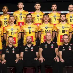 Drużyna siatkarska Trefl Gdańsk w kompletnym składzie, gotowa do walki.