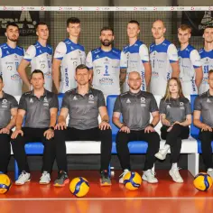 Drużyna siatkarska MKS Będzin w komplecie, gotowa do gry.