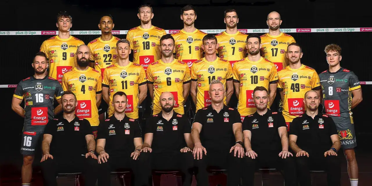 Drużyna siatkarska Trefl Gdańsk w kompletnym składzie, gotowa do walki.